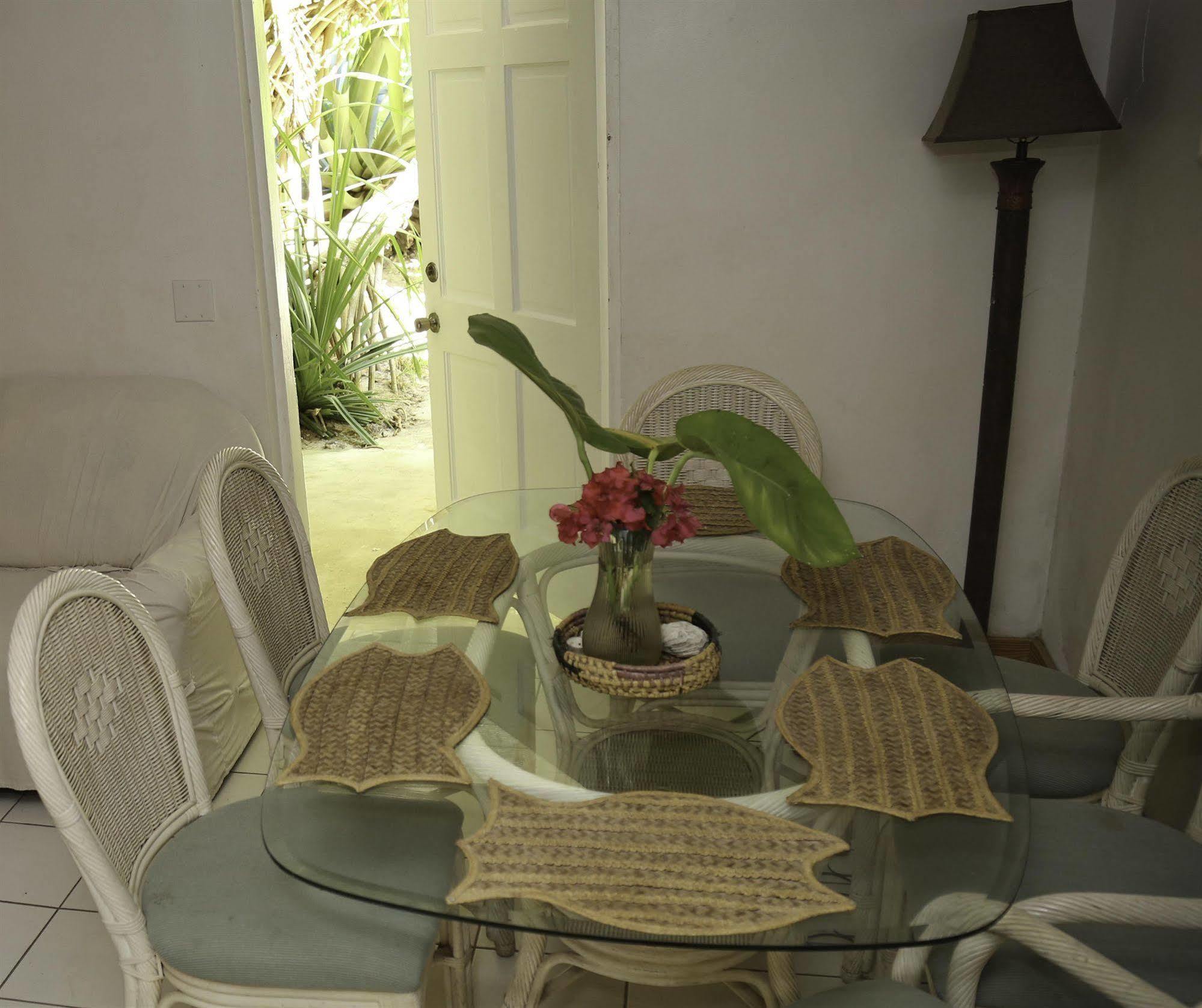 Tingum Village Hotel Dunmore Town 外观 照片