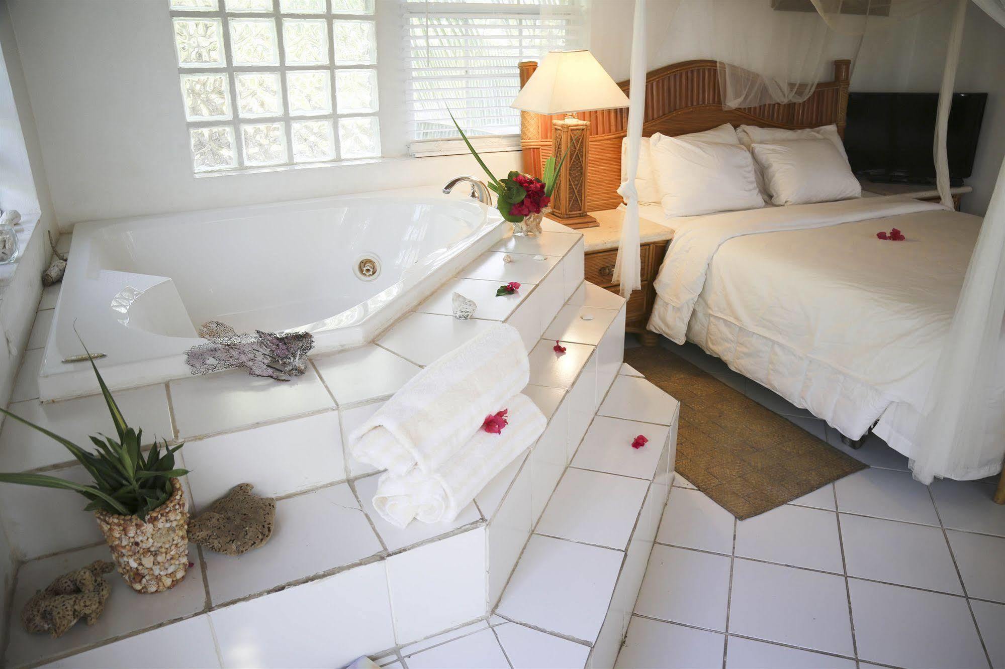 Tingum Village Hotel Dunmore Town 外观 照片